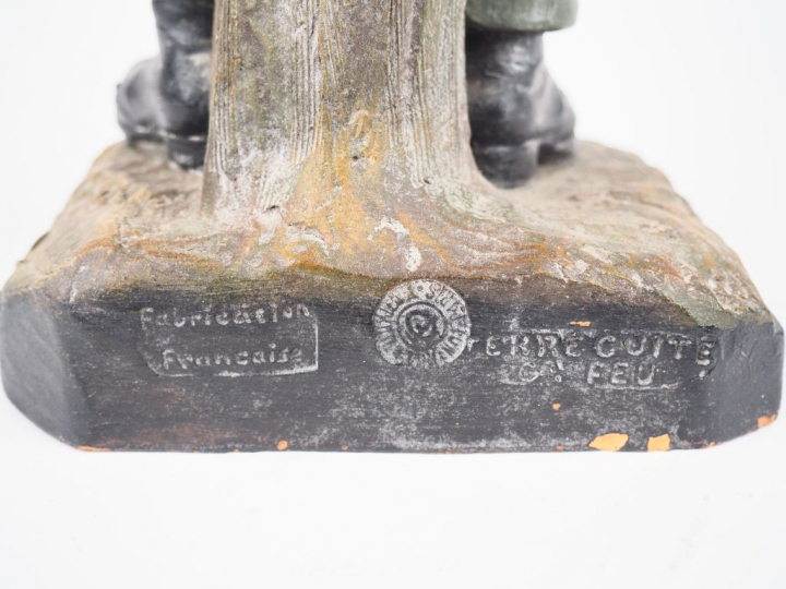 J. Le GULUCHE. "Quelle bonne cigarette". Sculpture en terre cuite poly