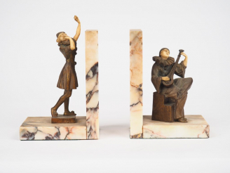 Vente aux enchères G. BAILLY. Paire de serre-livres en marbre orné de deux sculptures chr