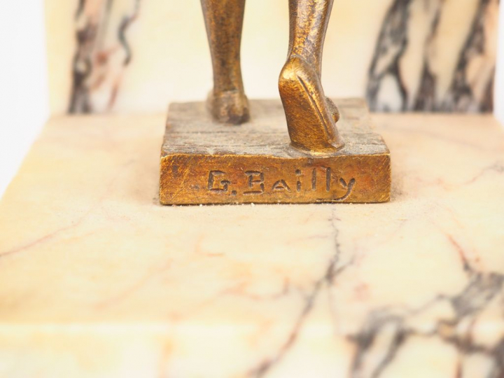 G. BAILLY. Paire de serre-livres en marbre orné de deux sculptures chr