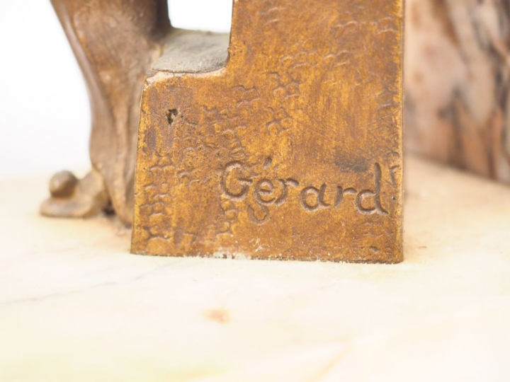 G. BAILLY. Paire de serre-livres en marbre orné de deux sculptures chr