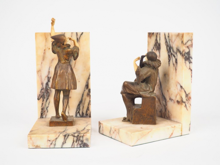 G. BAILLY. Paire de serre-livres en marbre orné de deux sculptures chr