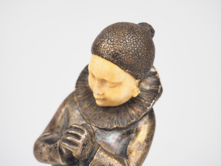 Sujet Art Déco en bronze argenté et ivoire "Pierrot", socle en onyx ve