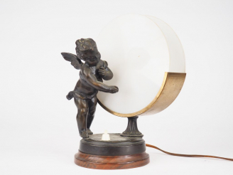 Vente aux enchères Veilleuse de style Art Déco en bronze et verre à décor d'amour.