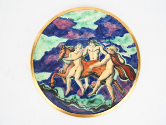 Vente aux enchères MAYODON. Assiette en  faïence polychrome de Sèvres, à décor de personn