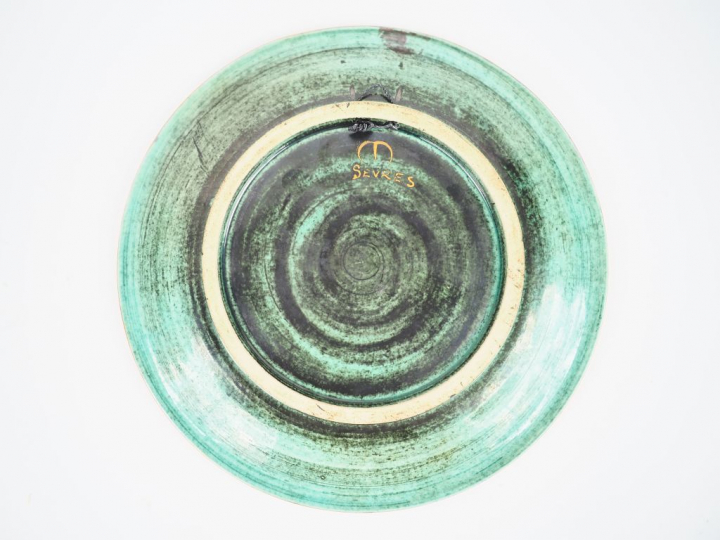 MAYODON. Assiette en  faïence polychrome de Sèvres, à décor de personn