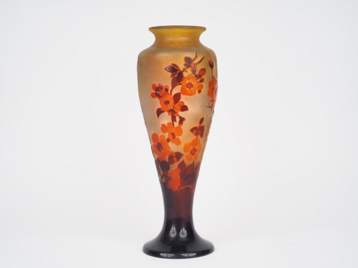 GALLE. Vase en verre à décor gravé en camée et à l'acide de fleurs rou