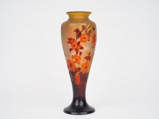 Vente aux enchères GALLE. Vase en verre à décor gravé en camée et à l'acide de fleurs rou