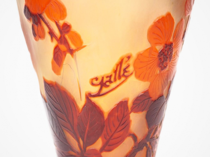 GALLE. Vase en verre à décor gravé en camée et à l'acide de fleurs rou