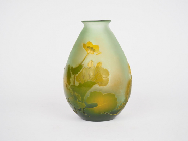 GALLE. Vase en verre, à décor gravé en camée et à l'acide d'anémones j