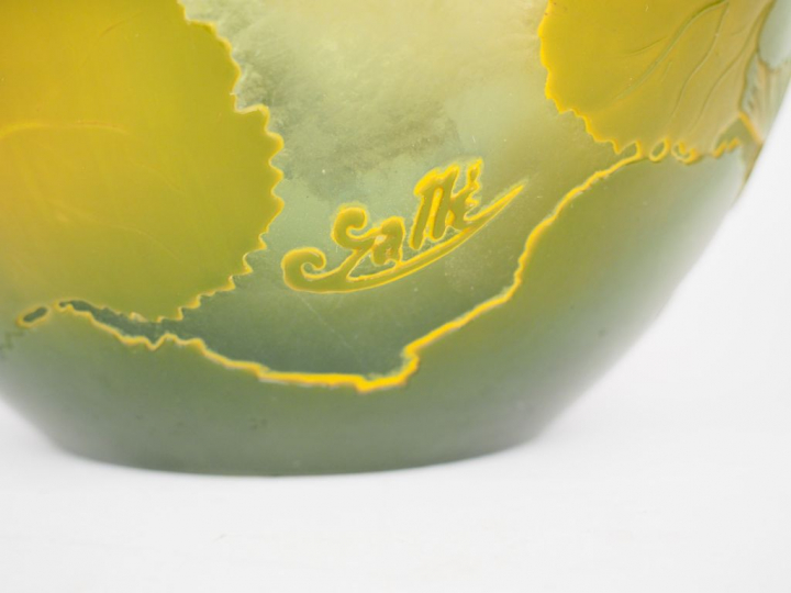 GALLE. Vase en verre, à décor gravé en camée et à l'acide d'anémones j