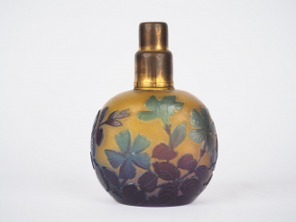 Vente aux enchères GALLE. Lampe Berger en verre multicouche à décor gravé en camée et à l