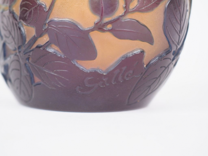 GALLE. Lampe Berger en verre multicouche à décor gravé en camée et à l