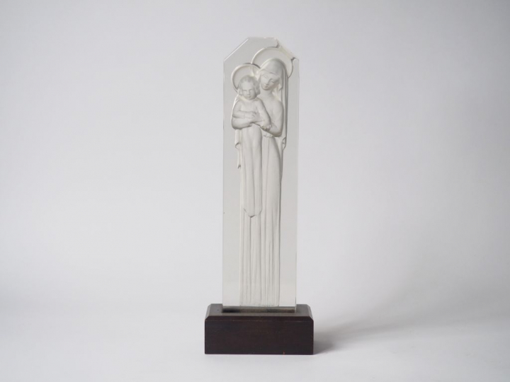 R. LALIQUE. "Vierge à l'enfant". Sculpture en verre blanc moulé-pressé