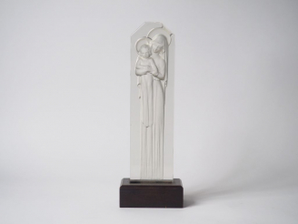 Vente aux enchères R. LALIQUE. "Vierge à l'enfant". Sculpture en verre blanc moulé-pressé