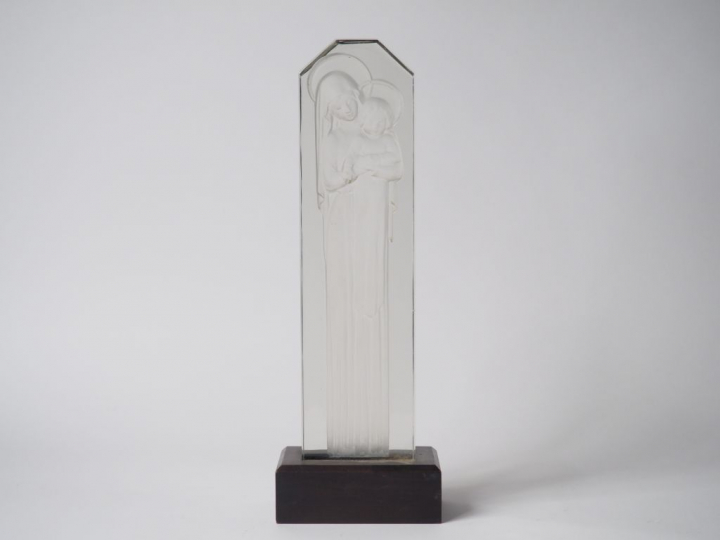 R. LALIQUE. "Vierge à l'enfant". Sculpture en verre blanc moulé-pressé