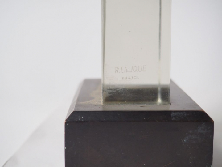 R. LALIQUE. "Vierge à l'enfant". Sculpture en verre blanc moulé-pressé