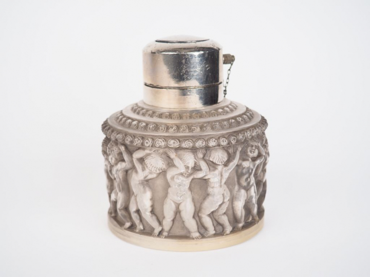 R. LALIQUE. "Enfants". Vaporisateur en verre moulé-pressé patiné.  Dim