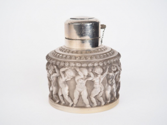 Vente aux enchères R. LALIQUE. "Enfants". Vaporisateur en verre moulé-pressé patiné.  Dim