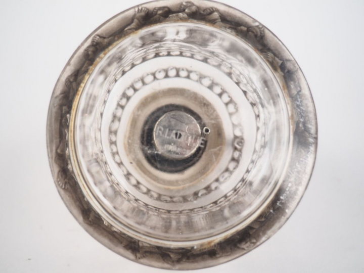 R. LALIQUE. "Enfants". Vaporisateur en verre moulé-pressé patiné.  Dim