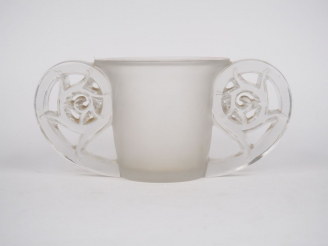 Vente aux enchères LALIQUE France. Vase "Pierrefonds". Signé. H. 15 cm.