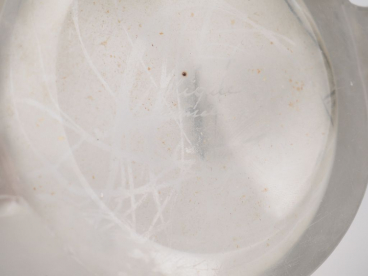 LALIQUE France. Vase "Pierrefonds". Signé. H. 15 cm.