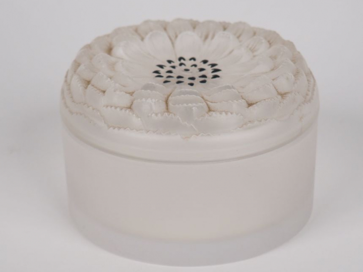 LALIQUE France. Pot à fard en verre et émail noir à décor d'un dahlia.