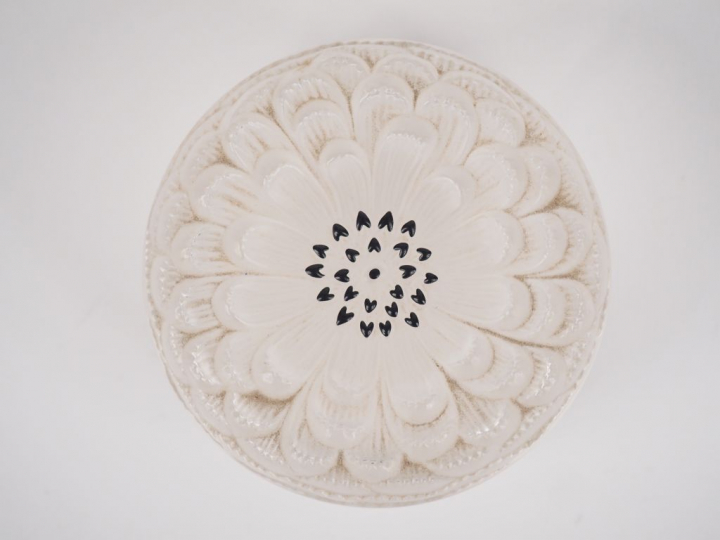 LALIQUE France. Pot à fard en verre et émail noir à décor d'un dahlia.