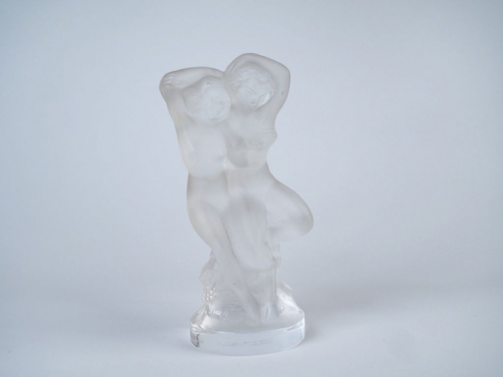 LALIQUE France. "Pan et Diana nus". Groupe en cristal moulé. Signé. Di