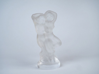 Vente aux enchères LALIQUE France. "Pan et Diana nus". Groupe en cristal moulé. Signé. Di