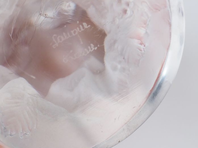 LALIQUE France. "Pan et Diana nus". Groupe en cristal moulé. Signé. Di