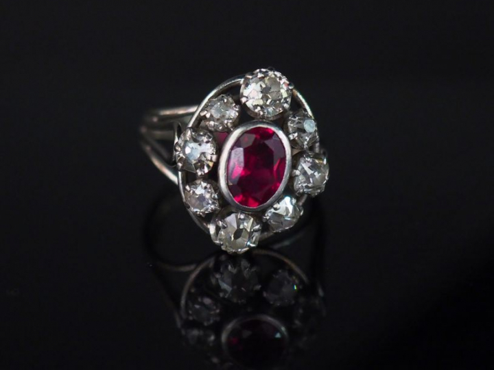 Bague marguerite, rubis synthétique entouré de huit diamants de taille
