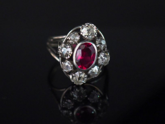Vente aux enchères Bague marguerite, rubis synthétique entouré de huit diamants de taille