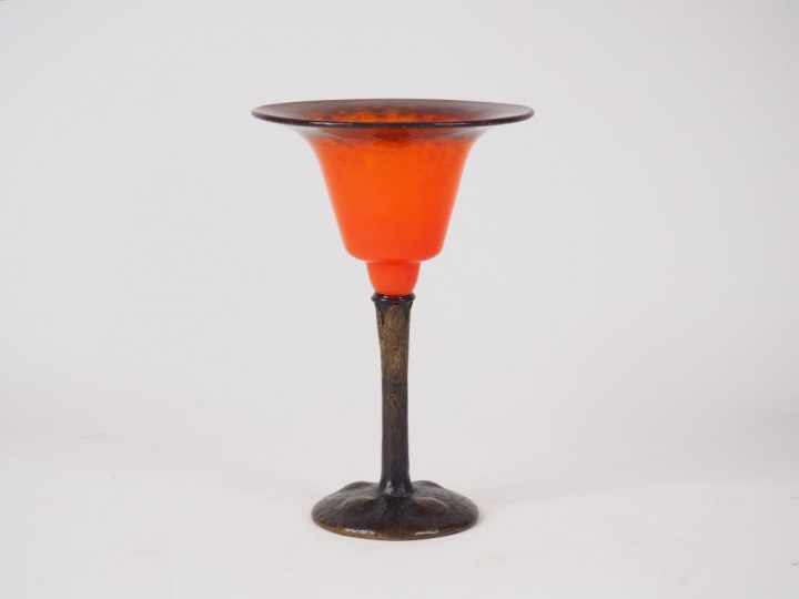 SCHNEIDER.  Coupe bijou en verre moucheté à décor orangé, pied en méta
