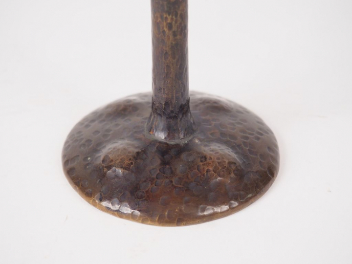 SCHNEIDER.  Coupe bijou en verre moucheté à décor orangé, pied en méta