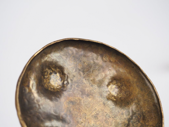 SCHNEIDER.  Coupe bijou en verre moucheté à décor orangé, pied en méta