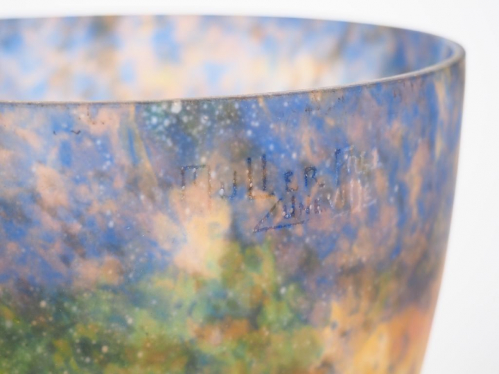 MULLER. Vasque de suspension en verre poudré bleu, rouge, orange et ve