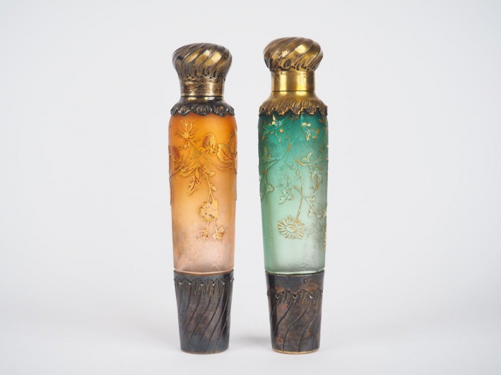 DAUM France. 2 flacons de parfums en cristal et argent à décor gravé e