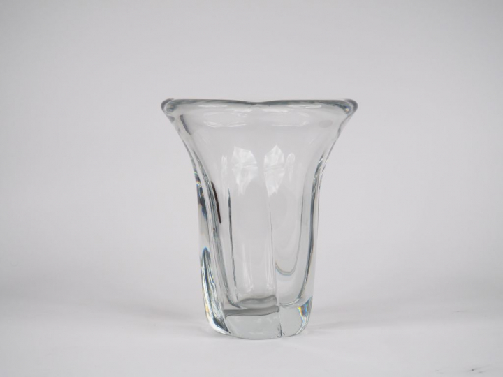 DAUM. Grand vase en cristal moulé. H. 25,5 cm. Signé.