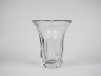 Vente aux enchères DAUM. Grand vase en cristal moulé. H. 25,5 cm. Signé.