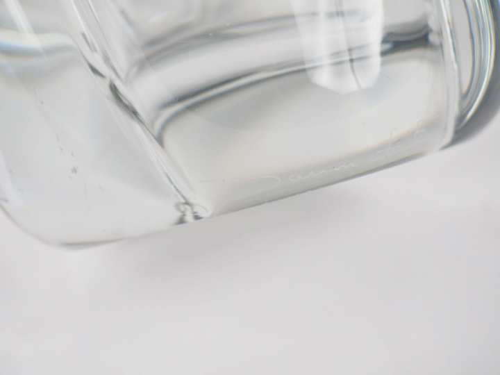 DAUM. Grand vase en cristal moulé. H. 25,5 cm. Signé.