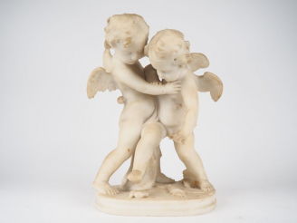 Vente aux enchères Ecole française XIXème. "Amours". Groupe en marbre. Dim. 46 x 32 x 22,