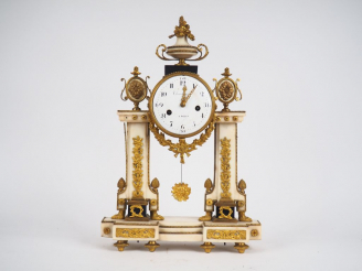 Vente aux enchères Pendule Louis XVI en marbre et bronze doré à décor de pommes de pins, 