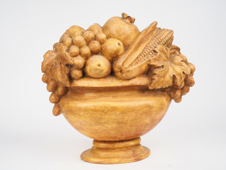 Grande coupe de fruits en trompe l'œil, en terre cuite. Dim. 40 x 42 x