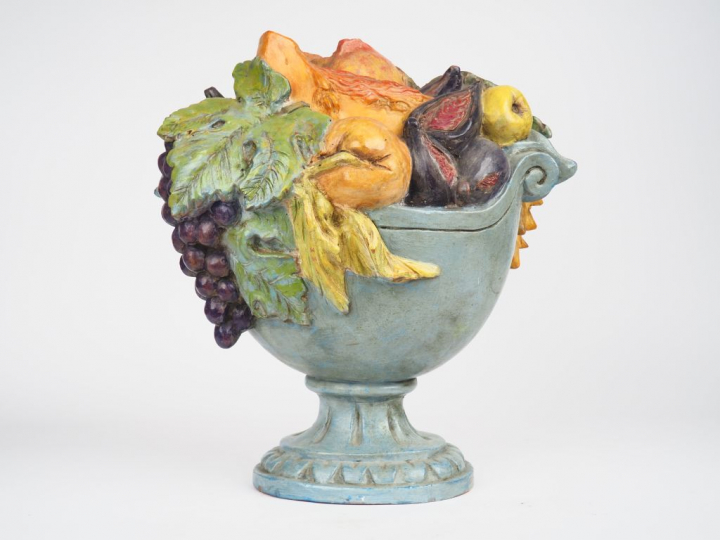 Grande coupe de fruits en trompe l'œil, en terre cuite polychrome. Dim