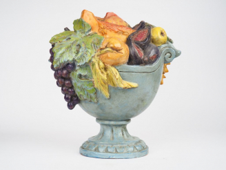 Vente aux enchères Grande coupe de fruits en trompe l'œil, en terre cuite polychrome. Dim