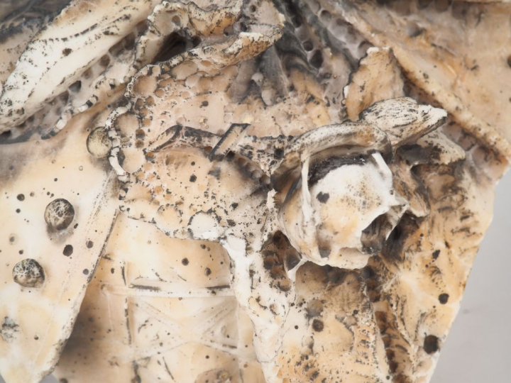 E. FIASCHI. "Jeune fille au voile". Sculpture en marbre et albâtre. Si