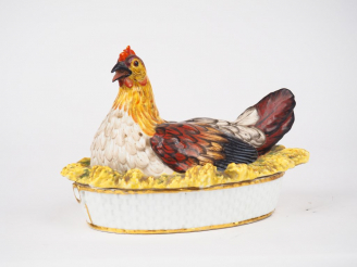 Vente aux enchères Cocotte en porcelaine polychrome figurant une poule pondeuse. Dim. 17 
