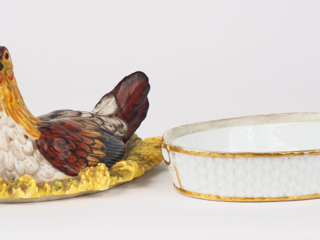 Cocotte en porcelaine polychrome figurant une poule pondeuse. Dim. 17 
