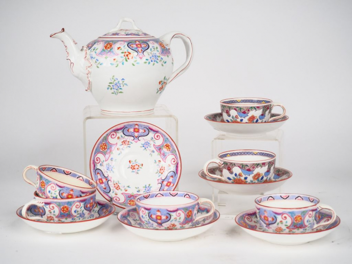 Partie de service à thé en céramique de Minton à décor de fleurettes e