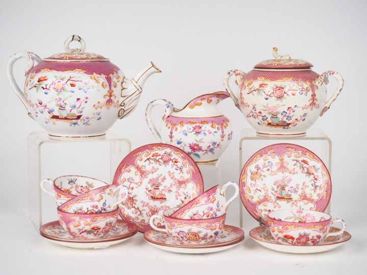 Partie de service à thé en céramique de Minton à décor de fleurettes e